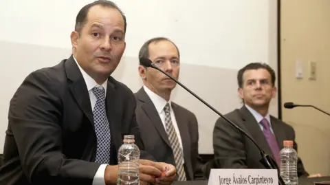 BMV - JORGE AVALOS CARPINTEYRO FEDERICO GARZA SANTOS Y JOSE-ORIOL BOSCH DURANTE LA CONFERENCIA DE PRENSA DE FIBRA MONTERREY EN LA BOLSA MEXICANA DE VALORES . FOTO :HUGO SALAZAR / EL ECONOMISTA .