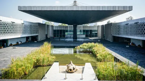 El Museo Nacional de Antropología alberga la colección arqueológica más importantes del país. Además este museo tiene un diseño y planeación única en la historia de la arquitectura moderna en México.