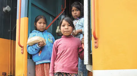En la zona de las Barrancas del Cobre, se observan a niños indígenas que venden artesanías de palma entretejida en puestos improvisados a lo largo del camino que recorren los turistas.