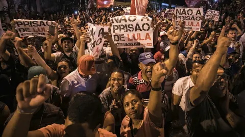 Supporters of former president Luiz Inacio Lula da Silva gather outside the Metallurgical Union, in Sao Bernardo do Campo, Sao Paulo state, Brazil, after judge Sergio Moro issued a warrant to send Lula to prison, on April 05, 2018.Brazil