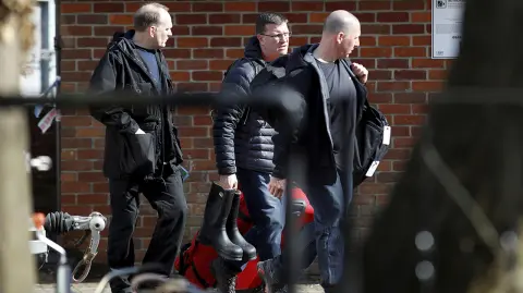 FILE PHOTO: Inspectors from the Organisation for the Prohibition of Chemical Weapons (OPCW) arrive to begin work at the scene of the nerve agent attack on former Russian spy Sergei Skripal, in Salisbury, Britain - FILE PHOTO: Inspectors from the Organisation for the Prohibition of Chemical Weapons (OPCW) arrive to begin work at the scene of the nerve agent attack on former Russian spy Sergei Skripal, in Salisbury, Britain, March 21, 2018.  REUTERS/Peter Nicholls/File Photo - NARCH/NARCH30