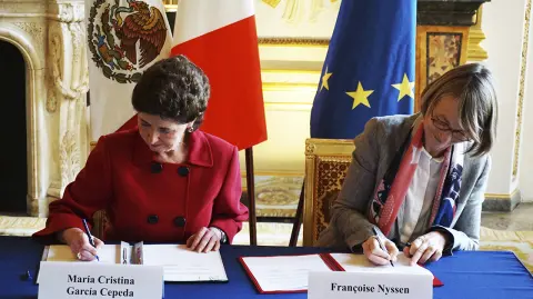 80416006. París, 16 Abr 2018 (Notimex-David del Río).- La secretaria mexicana de Cultura, María Cristina García Cepeda, y su homóloga francesa, Françoise Nyssen, firmaron un convenio de cooperación en materia de patrimonio cultural para restaurar dos edificios históricos mexicanos dañados por los sismos de septiembre pasado. NOTIMEX/FOTO/DAVID DEL R��O/COR/POL/