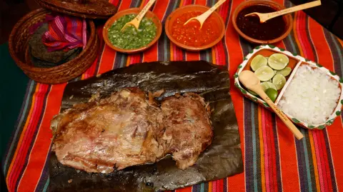 Aunque el negocio gira alrededor de la barbacoa, todos los demás platillos de la cocina hidalguense están elaborados con productos e ingredientes de pequeños productores de Tulancingo y alrededores.