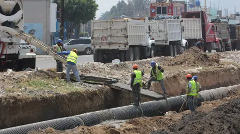 Cuartoscuro - MÃ‰XICO, D.F., 16MAYO2013.- Centenares de trabajadores de la construcciÃ³n continuan con las obras para la ampliacion de la Autopista MÃ©xico-Puebla,FOTO: SAÃöL LÃ“PEZ /CUARTOSCURO.COM