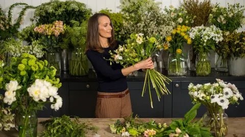 La pareja eligió a la florista londinense Philippa Craddock, amada en la industria de la moda, para organizar las decoraciones florales para su boda. Usará flores de temporada de todo Windsor para decorar el lugar de la ceremonia, incluyendo rosas de jardín blancas, peonías y dedaleras. Los diseños finales los representarán como pareja. Después de la boda, las flores se distribuirán a organizaciones benéficas.