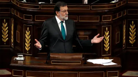 Mariano Rajoy se convirtió en el primer jefe del gobierno español que es apartado del cargo por el Congreso, desde que se restauró un régimen democrático en el país europeo.