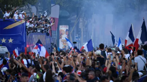 Francia sigue celebrando su victoria en el Mundial de Rusia 2018, donde se impuso a Croacia (4-2) en el Estadio Olímpico Luzhnikí de Moscú. El cuadro francés aterrizó en Paris y se dirigió al centro de la ciudad, donde desfilo por los Campos Elíseos, para compartir el título.