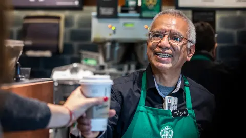 Miguel, empleado del primer Starbucks de Latinoamérica que será operado por adultos mayores - Foto: Cortesía