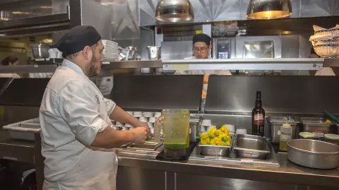 Empleados del restaurante The Capital Grille, en Ciudad de México - Foto: Zulleyka Hoyo