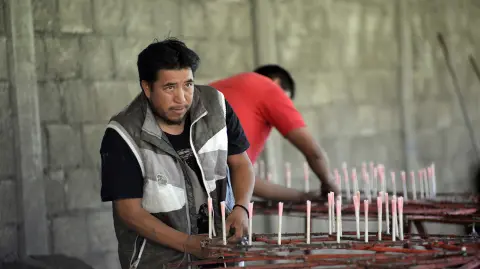 Artesanos de un taller de pirotecnica en Almoloya de Juárez, Estado de México - Foto: Cuartoscuro