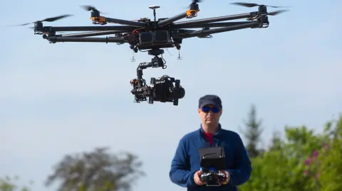 Es muy probable que de niño, este hombre quiso ser piloto. Pero casi seguro, nunca se imaginó que trabajaría como piloto de drones. Foto: Archivo EE