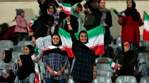 En uno de los tantos partidos amistosos con motivo de la fecha FIFA, Irán superó como local por 2-1 al cuadro de Bolivia. Más allá del tema futbolístico, el partido pasará a la historia por ser la primera vez después de 37 años que las mujeres pudieron ingresar a un estadio en Irán.
