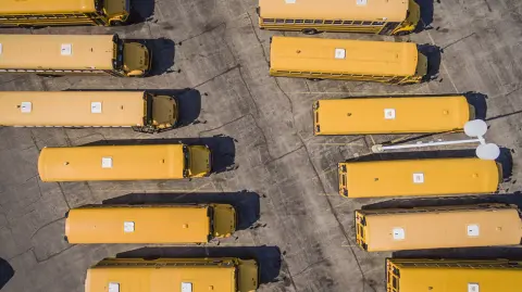 - - VISTA AERREA DE 16 CAMIONES DE AUTOBUSES ESCOLARES