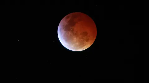 El Economista te comparte algunas imágenes del primer eclipse total de luna del 2019 que capturo la atención de muchos en todo el mundo. El acontecimiento astronómico ha dejado hermosas imágenes y ha sido bautizado como “superluna de sangre de lobo”.