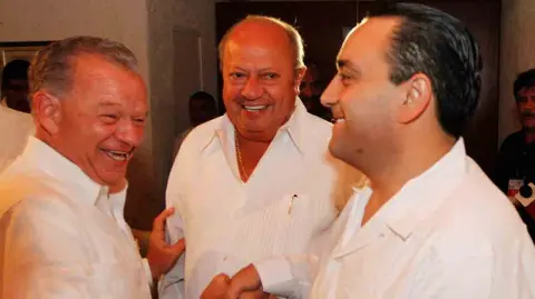 Carlos Romero Deschamps, en una postal de noviembre de 2011, con los entonces gobernadores Andrés Granier y Roberto Borge, ambos procesados posteriormente por la justicia. Foto: Cuartoscuro.