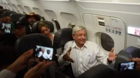 Andrés Manuel López Obrador en un vuelo comercial. Foto Archivo: Cuartoscuro