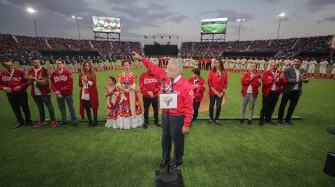 López Obrador, en la inauguración del nuevo estadio de los Diablos Rojos del México, Alfredo Harp Helú. Foto: Notimex