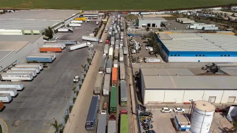 Estados Unidos cerró dos carriles en la Garita de Otay Mesa que hace frontera con Tijuana. La medida se aplica desde el 1 de abril y será por tiempo indefinido en carriles de camiones para la inspección y procesamiento de importaciones y medios de transporte desde México. El presidente Andrés Manuel López Obrador descartó pérdidas graves debido a la lentitud registrada en algunos puntos fronterizos.
