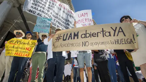 Alumnos y profesores de la Universidad Autónoma Metropolitana se manifestaron para pedir que se reinicien las clases en los diversos planteles de esa casa de estudios. Foto: Notimex.