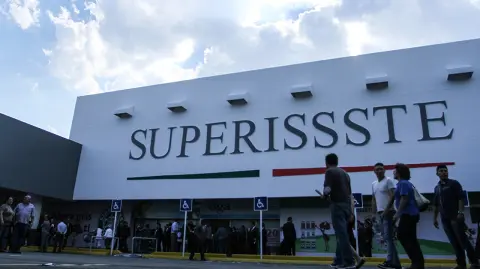 CIUDAD DE MÃ‰XICO, 12ABRIL2016.- Fue relanzada la tienda Super ISSSTE. DespuÃ©s de que el Sistema de Tiendas y Farmacias de los Trabajadores del Estado (superISSSTE) cubriÃ³ a principios del aÃ±o los pagos por 500 millones de pesos a sus proveedores, se reinicia el proceso de reestructuraciÃ³n de 70 sucursales abiertas.FOTO: ADOLFO VLADIMIR /CUARTOSCURO.COM