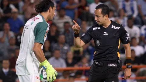 Goalie Nahuel Guzman (L) of Tigres receives a warning from referee Eduardo Galvan during their Mexican Clausura 2019 tournament first leg quarterfinal football match against Pachuca at the Hidalgo stadium in Pachuca, Hidalgo State, on May 8, 2019. (Photo by ROCIO VAZQUEZ / AFP)