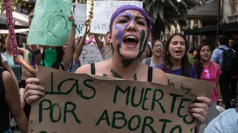 CIUDAD DE MÃ‰XICO, 08MARZO2019.- Con motivo del DÃa Internacional de la Mujer, miles de mujeres marcharon de la glorieta del ÃÅngel de la Independencia al ZÃ³calo capitalino para exigir el cese a las agresiones contra las mujeres, asÃ como los feminicidios. Las inconformes gritaron consignas y mostraron pancartas con la leyenda â€œse va caerâ€ù, refiriÃ©ndose al estado patriarcal del cual son vÃctimas, afirmaron. Asimismo, se condenÃ³ la no despenalizaciÃ³n al aborto y la reciÃ©n aprobada reforma en el estado de Monterrey que dictamina al mismo como un delito. FOTO: ANDREA MURCIA /CUARTOSCURO.COM