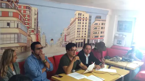 Rueda de prensa de los vecinos del Edificio Trevi, ubicado en Cristóbal Colón 1. Foto EE: Fernando Gutiérrez