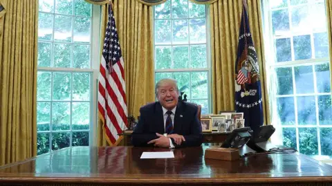 Donald Trump mantuvo este día una conferencia con periodistas en la Oficina Oval de la Casa Blanca, donde comentó temas de migración, economía global y otros asuntos domésticos. Foto: Reuters.
