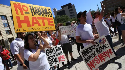 Miembros de la Liga de Ciudadanos de Latinoamericanos Unidos participaron en la “Marcha por Estados Unidos” para protestar por el ataque ocurrido hace una semana en El Paso. Foto: Notimex.