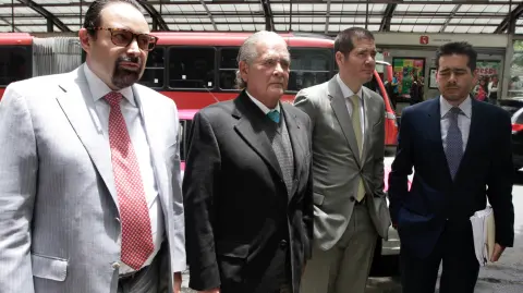 En la imagen, los todavía abogados de Rosario Robles arriban al Consejo de la Judicatura Federal para entregar un documento de queja contra el Juez implicado en el proceso de la exfuncionaria y una solicitud de recusación por ilegalidad en su resolución. Foto: Notimex.