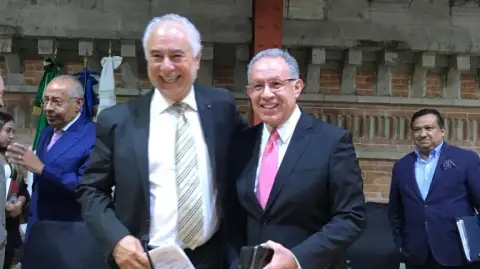 El doctor Mario I. Álvarez Ledesma, en la presentación del libro "Introducción al derecho", en el auditorio Emilio Portes Gil de la Escuela Libre de Derecho. Foto: Cortesía