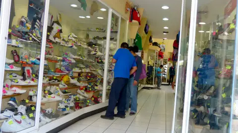 El comercio al por menor en México ha mostrado un comportamiento estable durante lo que va del año; en promedio los ingresos del sector han incrementado 1.9% en el análisis interanual. Foto: EE Archivo