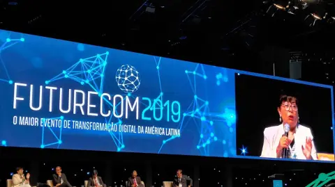 La viceministra de Comunicaciones de Perú, Virginia Nakagawa Morales, durante un recuento en Futurecom 2019 acerca de las acciones del ministerio que encabeza. Foto: EE Nicolás Lucas