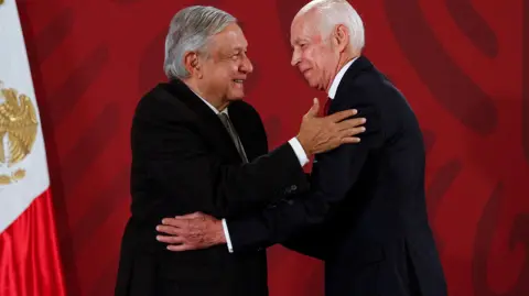  Luis Niño de Rivera, líder de los banqueros mexicanos, aseguró que durante el gobierno de Vicente Fox, el crecimiento económico de su primer año fue menos 0.2%, es decir negativo. Foto: Notimex.