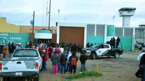 El operativo de contención de la riña fue realizado por personal del propio penal, mientras que al exterior de las instalaciones se movilizaron elementos de las policías Estatal Preventiva, la Metropolitana, la de Investigación y la de Seguridad Vial del Estado. Foto: Cuartoscuro