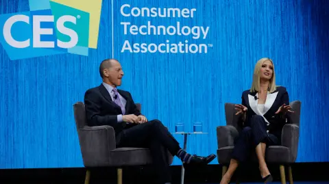 Los organizadores del CES defendieron la participación de Ivanka Trump y reiteraron que ella lidera los esfuerzos de la Casa Blanca en la creación de empleo y el crecimiento económico a través del desarrollo de la fuerza laboral. Foto: Reuters