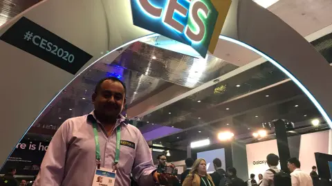 Gabriel Solís, fundador y director ejecutivo de Sento 4.0, en la entrada del pabellón central del CES 2020. Foto EE: Rodrigo Riquelme