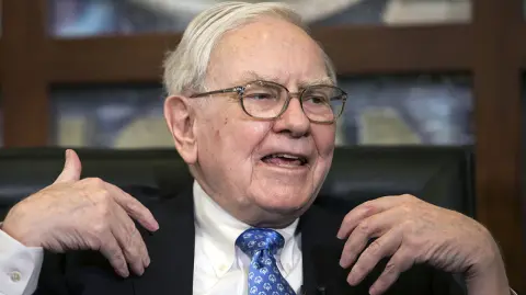Warren Buffett anunció que vendería sus publicaciones de BH Media Group y The Buffalo News a Lee Enterprises, que posee más de 40 diarios estadounidenses.