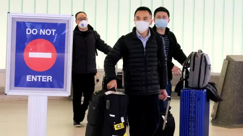 Cerca de 200 casos se han confirmado fuera de China continental en una veintena de países y los territorios autónomos chinos, entre ellos Hong Kong, que registró el martes su primer muerto. Foto: Reuters