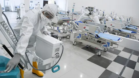 Un hospital de emergencia en Kemayoran Athletes Village, en Yakarta, Indonesia.