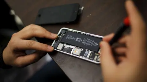 Los equipos de cómputo y de comunicaciones serán los más afectados por la caída que se espera para la industria de Tecnologías de la Información y Comunicaciones. Foto: Especial