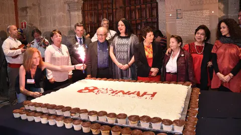Queremos pastel. Presentes en la celebración de los 80 años del INAH en 2019, Sergio Mayer, Diego Prieto, Alejandra Frausto, Lucina Jiménez, Teresa Franco y Susana Harp. Foto EE: Cortesía INAH