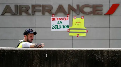 La aerolínea planea recortar 6,560 puestos de trabajo o el 16% del total para finales de 2022; además de otros 1,000 despidos en su filial HOP!. Foto: Reuters
