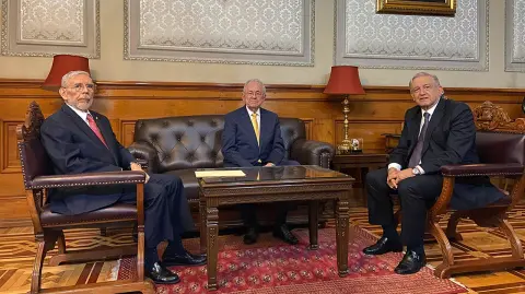 Jorge Arganis, Jiménez Espriú y López Obrador, al dar a conocer los cambios en la titularidad de la SCT. Foto: Presidencia de la República