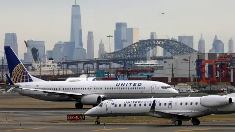 United Airlines elimina cobros por cambios de pasajes aéreos en EU.
