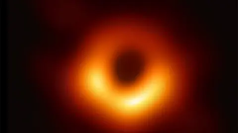 Primera imagen conocida de un agujero negro . Foto: Event Horizon Telescope