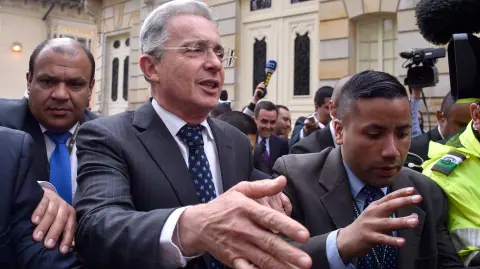 (FILES) In this file photo taken on October 05, 2016 Colombian former president (2002-2010) and current Senator Alvaro Uribe gestures after a meeting with Colombian President Juan Manuel Santos at Narino presidential palace in Bogota. - Uribe announced in his Twitter account on August 4, 2020 that an order has been issued for his arrest in a witness tampering investigation. (Photo by GUILLERMO LEGARIA / AFP)
