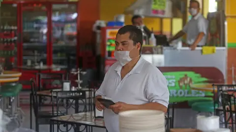 GUADALAJARA, JALISCO, 26MARZO2020.- Restaurantes de diversas cadenas ubicados en el centro de la ciudad, lucen vacÃos pero cumplen con las reglas sanitarias para operar durante la cuarentena y evitar la propagaciÃ³n del coronavirus (Covid-19) en el estado.FOTO: FERNANDO CARRANZA GARCIA / CUARTOSCURO.COM