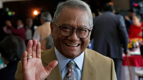 A los 15 años, en 1950, Armando Manzanero compuso su primera melodía titulada "Nunca en el mundo". Foto: Reuters.