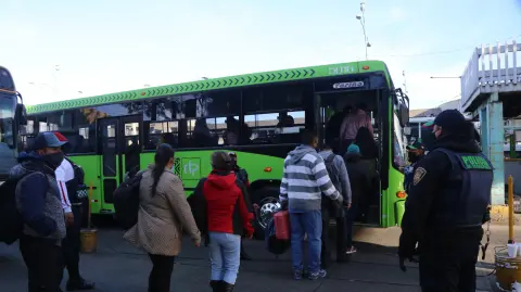 La Red de Transporte de Pasajeros (RTP), ha ayudado con camiones en las estaciones con más afluencia para trasladarlos de un punto a otro. Foto EE: Rosario Servin